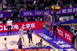 回忆拉满！罗斯澳门现场和小儿子配合空接扣篮！